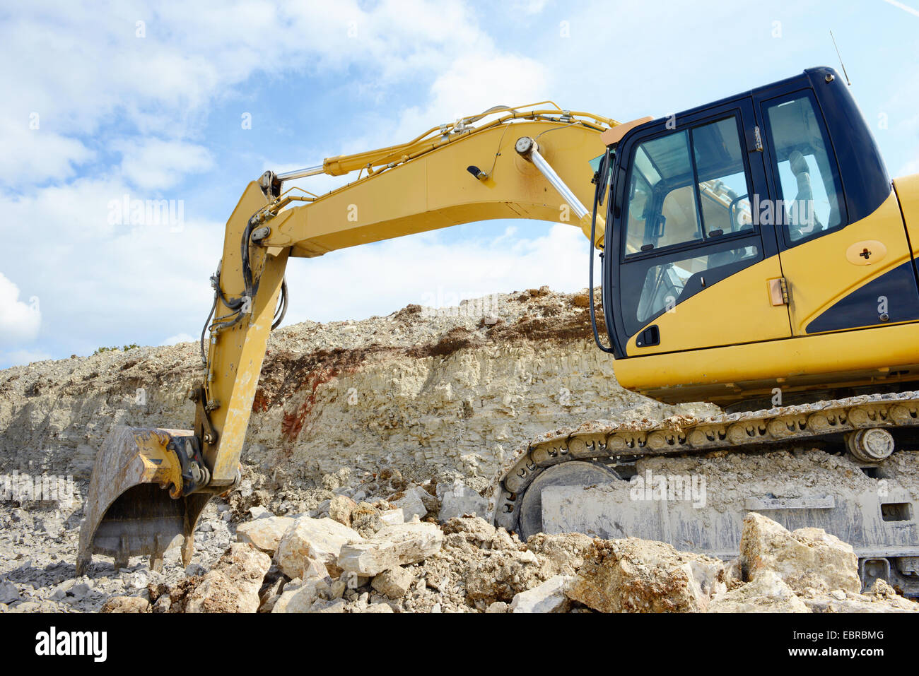 Carrière de pierre calcaire avec earth mover. industrie minière. Banque D'Images