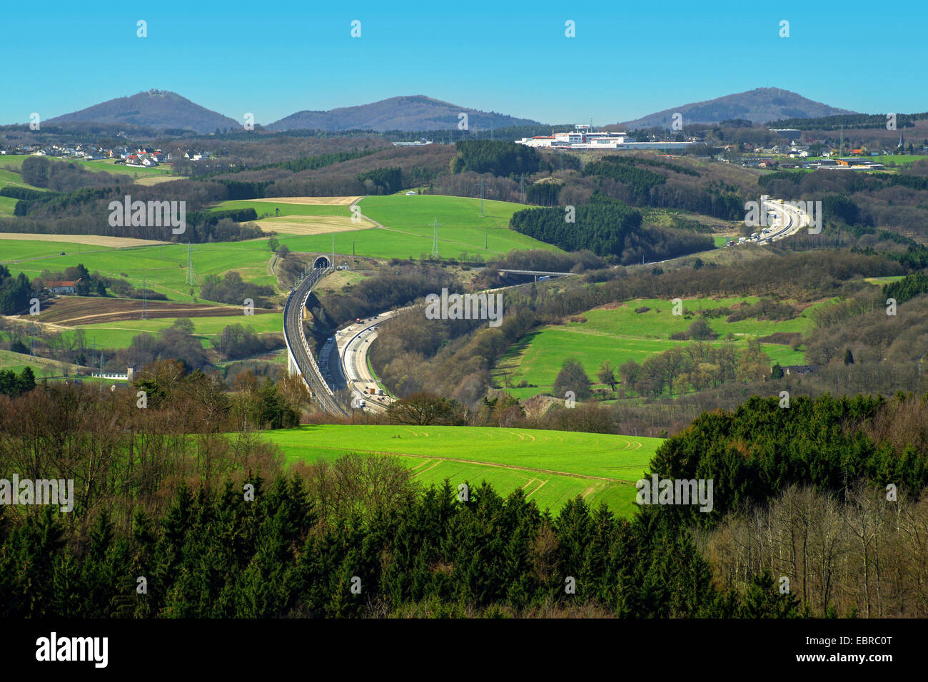 Vue de Siebengebirge, autoroute A3 et la ligne de chemin de fer, l'Allemagne, Rhénanie-Palatinat, Westerwald Banque D'Images