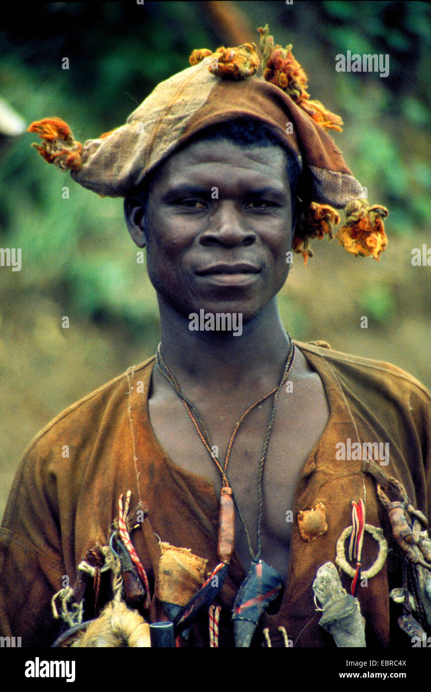 Portrait d'un homme avec vaudou fétiche, Côte d'Ivoire Banque D'Images