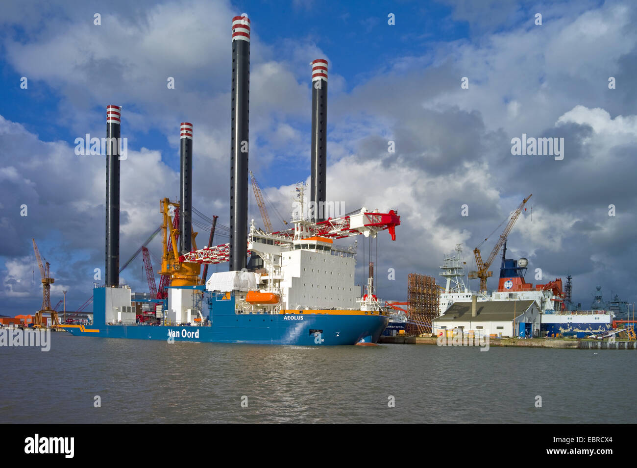 Bremerhaven. Arbeitsschiff fr Aeolus Windkraftwerke offshore an der Pier der Lloyd Werft, la construction navire "Éole" pour l'éolien offshore, Brême, Bremerhaven, Allemagne Banque D'Images