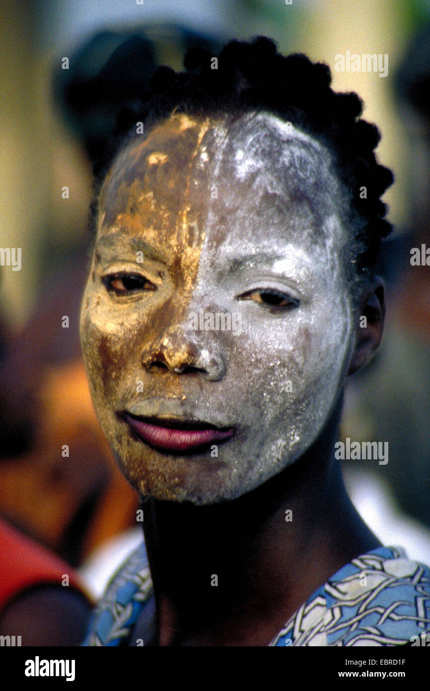 Portrai d'une femme avec visage peint, vaudou d'Afrique de l'Ouest, Côte d'Ivoire Banque D'Images