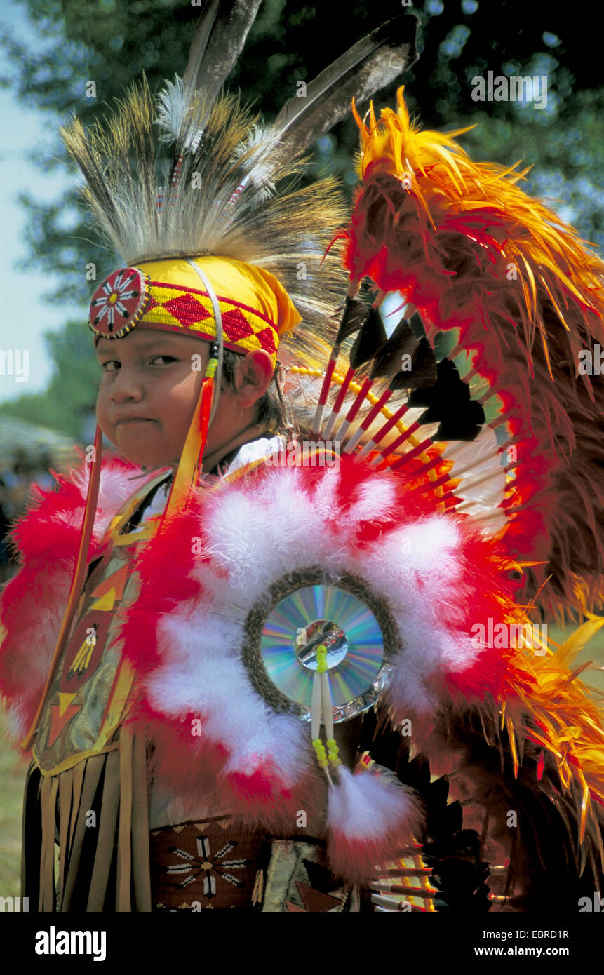 Avec mohican coiffure typique de plumes et les vêtements traditionnels au Pow-Wow dans la réserve de Kahnawake, Canada, Queebec, Montréal Banque D'Images
