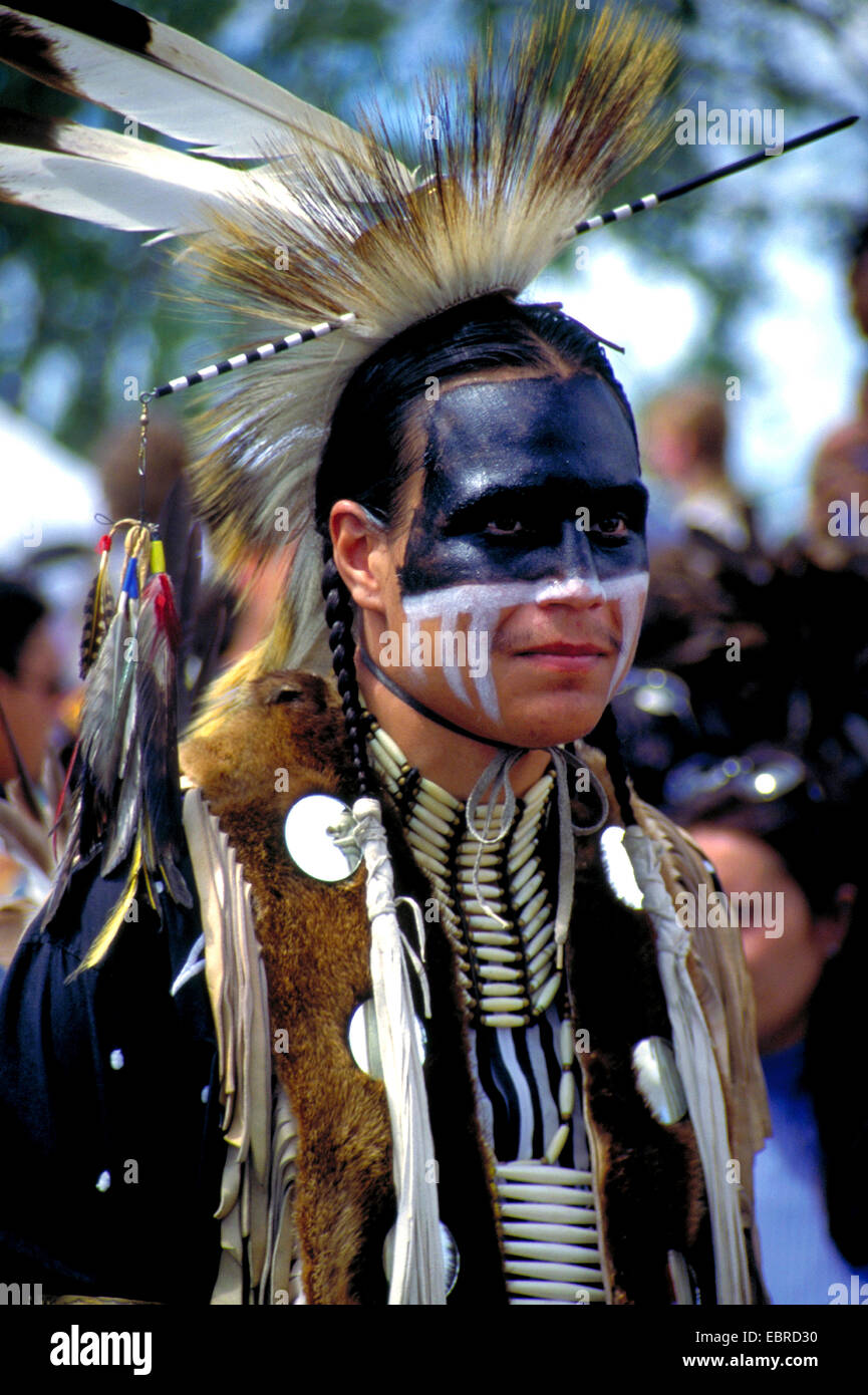 Avec mohican coiffure typique de plumes et de faire face à la peinture à l'pow wow dans la réserve de Kahnawake, Canada, Queebec, Montréal Banque D'Images