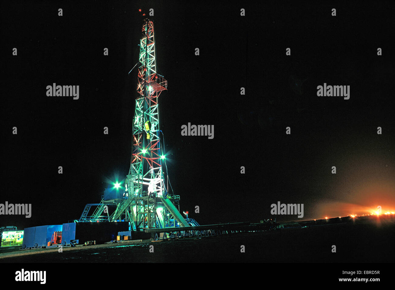 Appareil de forage et la combustion du gaz naturel pendant la nuit, l'Iraq, Ahwaz Banque D'Images