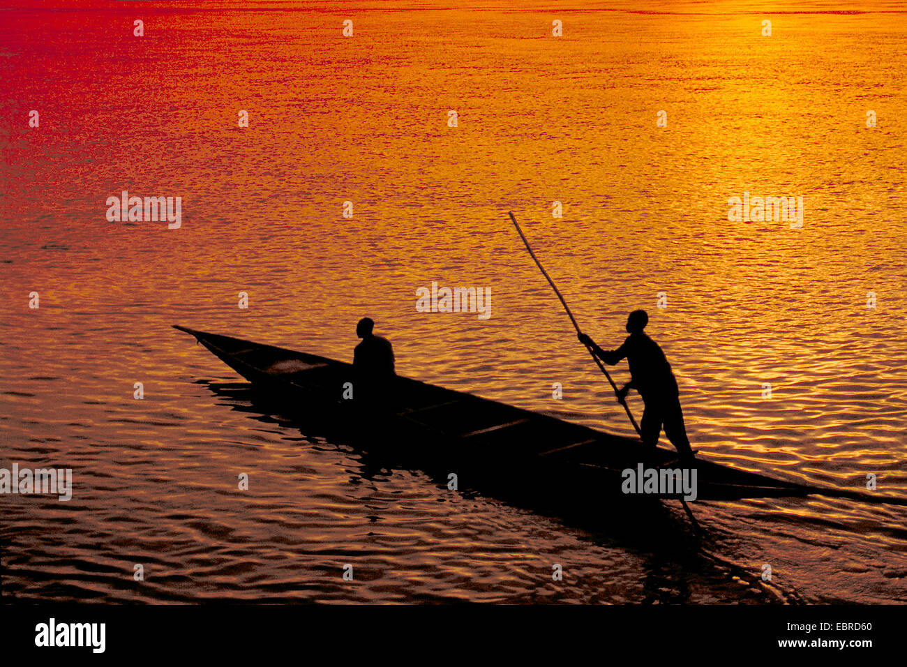 Démarrage de pêche au coucher du soleil, au Mali Banque D'Images
