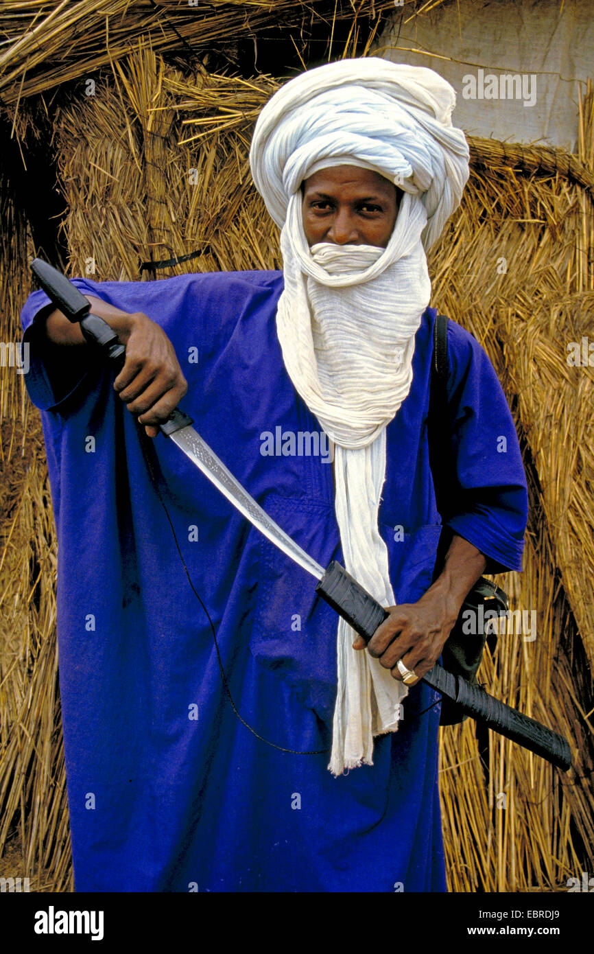Homme touareg avec tagelmust blanc et au sabre, au Mali Banque D'Images