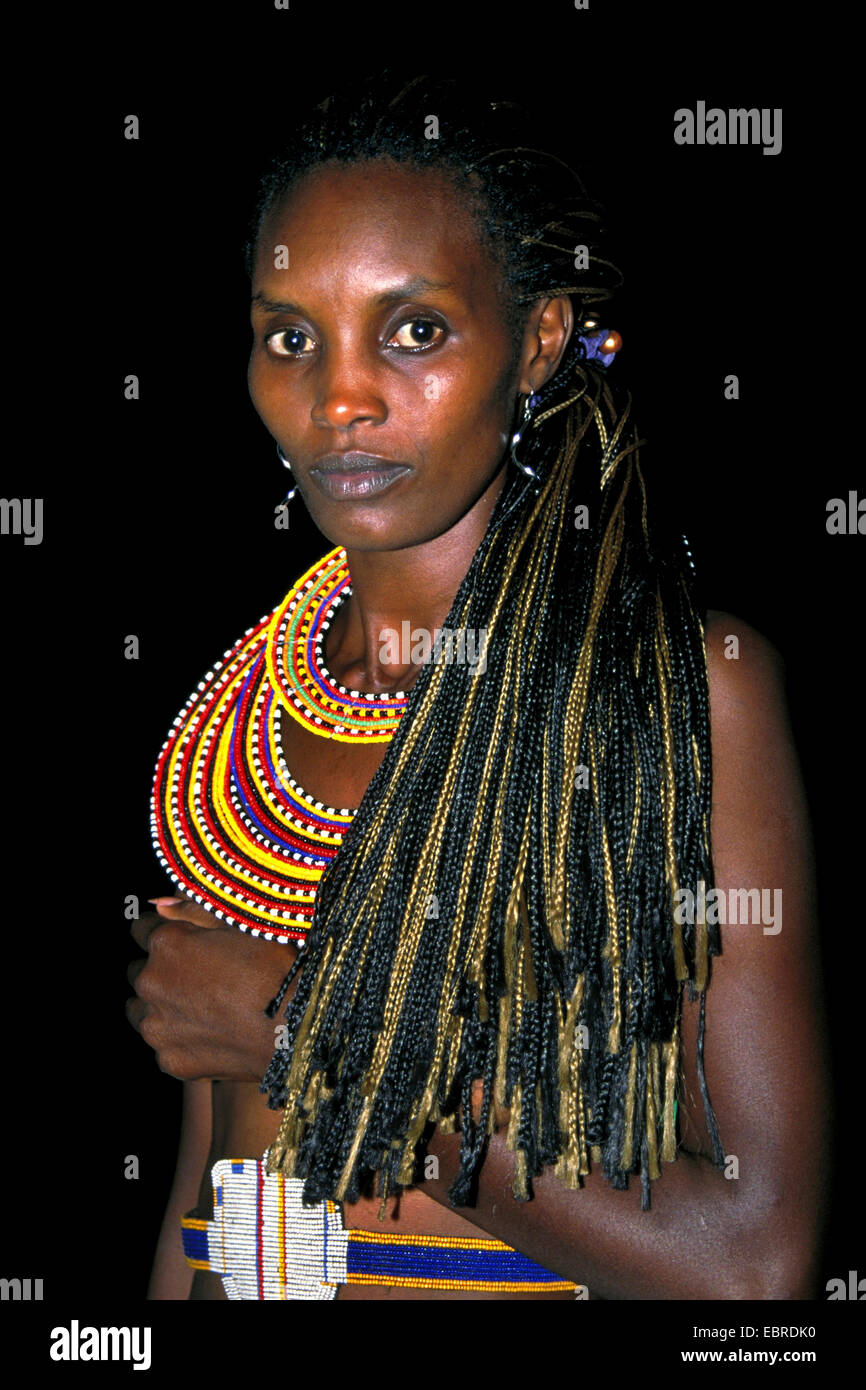 Portrait de mi-longueur d'une jeune femme africaine avec collier, Tanzanie Banque D'Images