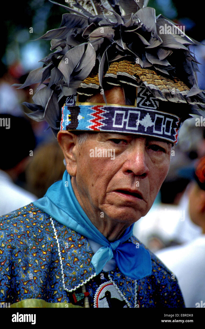 Coiffure de plumes avec mohican au Pow-Wow dans la réserve de Kahnawake, Canada, Queebec, Montréal Banque D'Images