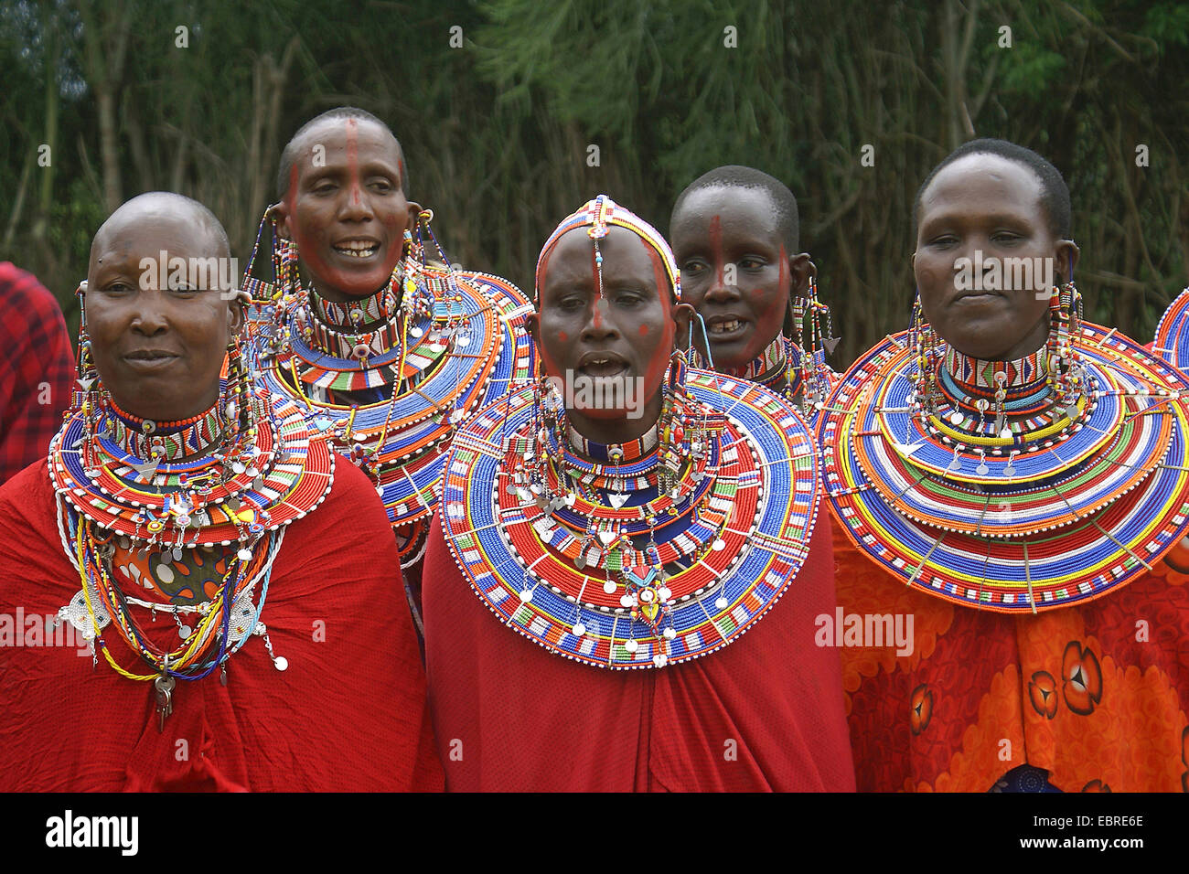 Massai groupe avec des vêtements traditionnels, Kenya, Masai Mara Banque D'Images
