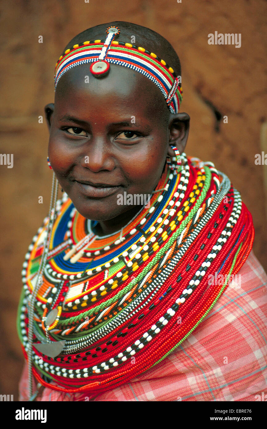 Jeune femme Massaï avec collier traditionnel, portrait, Kenya, Masai Mara Banque D'Images