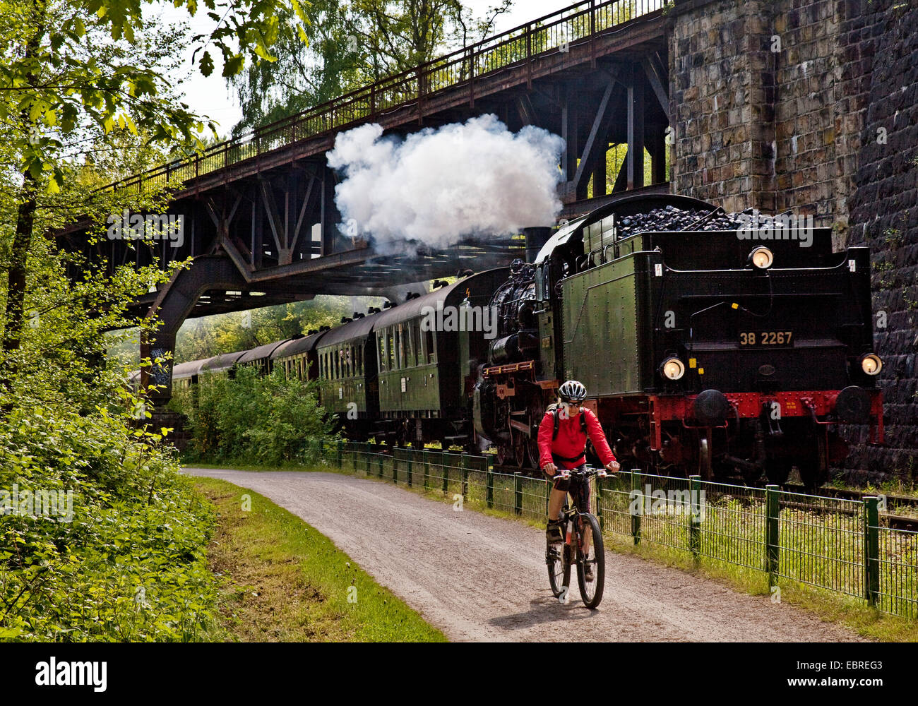 Les cyclistes sur piste cyclable Historique Ruhr-Valley à côté de machine à vapeur, l'Allemagne, en Rhénanie du Nord-Westphalie, Ruhr, Witten Banque D'Images