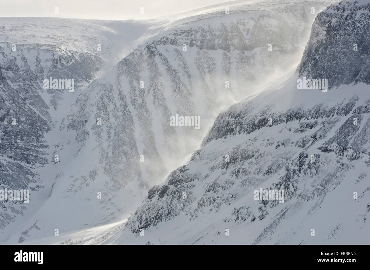 Vue d'Vistasdalen vallée, des amoncellements de neige au flanc des montagnes, la Suède, la Laponie, Norrbotten, Kebnekaisefjaell Banque D'Images