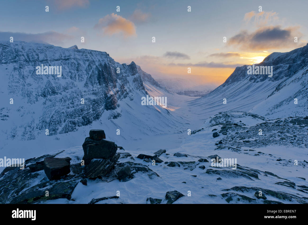 Montagnes enneigées du Stuor Reaiddßvßggi dans la lumière du soir, la Suède, la Laponie, Norrbotten, Kebnekaisefjaell Banque D'Images