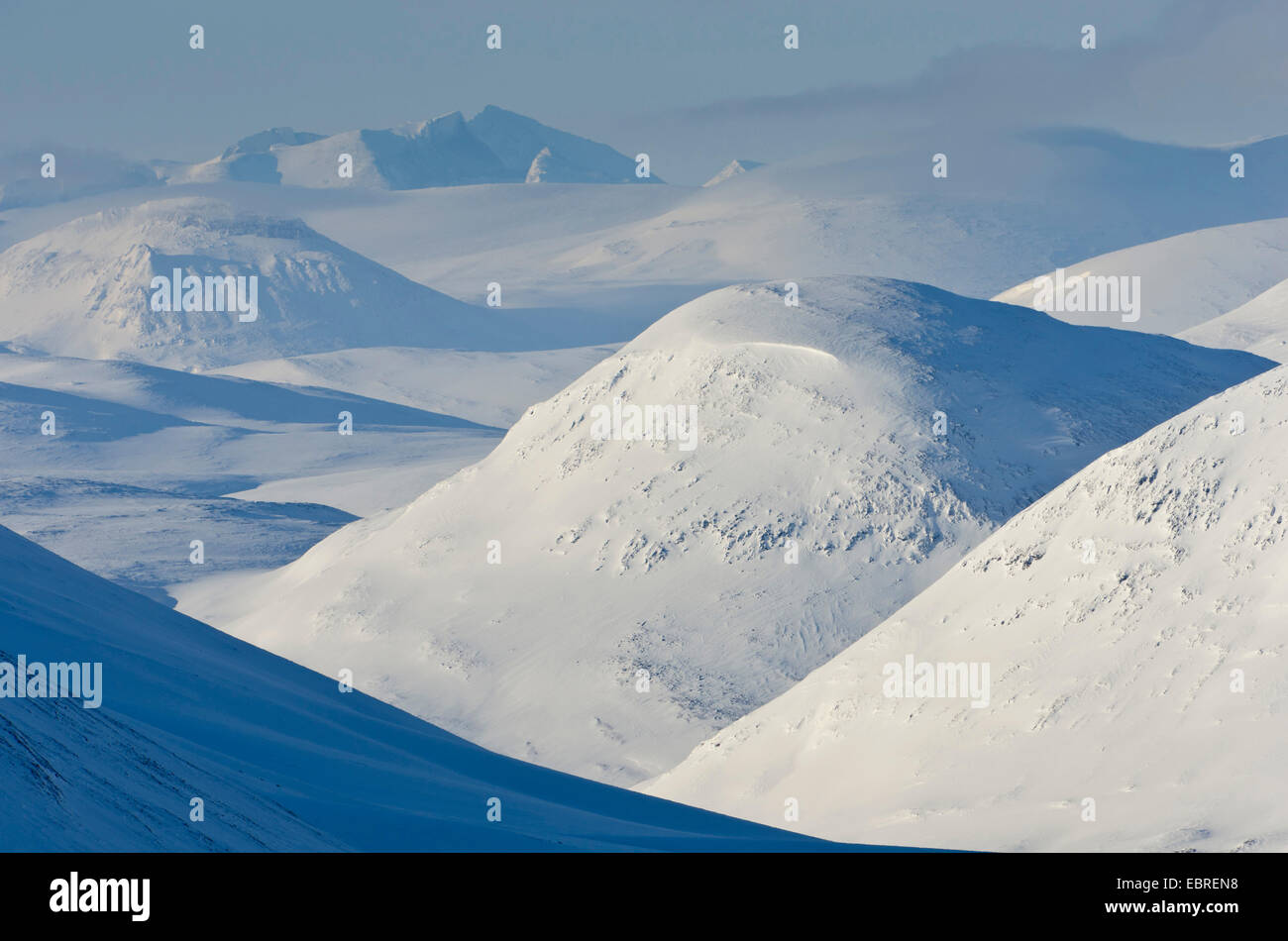 Paysage de montagnes enneigées, la Suède, la Laponie, Norrbotten, Kebnekaisefjell Banque D'Images
