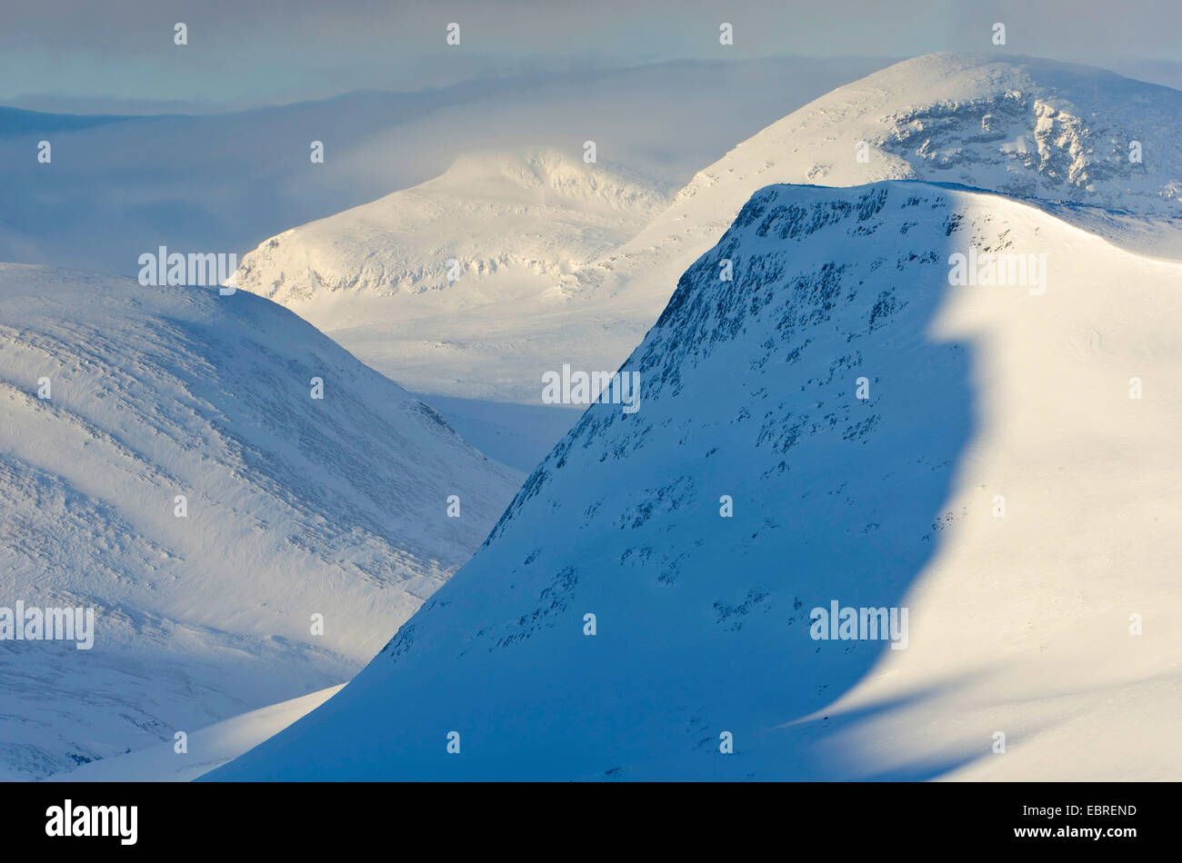 Paysage de montagnes enneigées, la Suède, la Laponie, Norrbotten, Kebnekaisefjell Banque D'Images