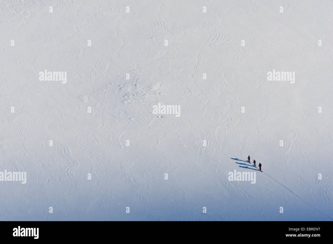 Les randonneurs à ski dans Reaiddßvßggi Stuor snowy valley, la Suède, la Laponie, Norrbotten, Kebnekaisefjaell Banque D'Images