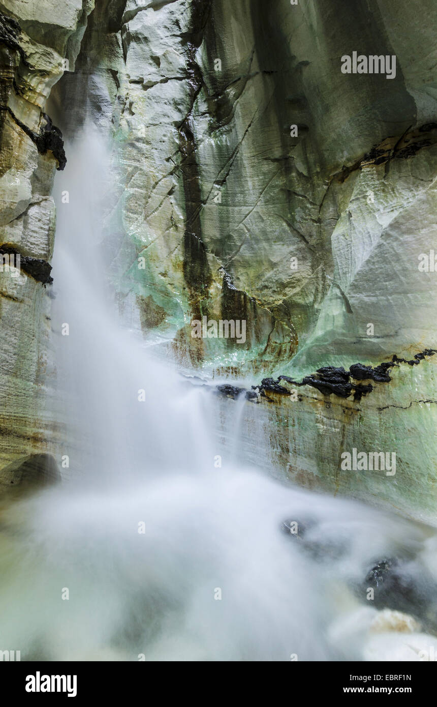 Cascade de la grotte calcaire Trollkirka (anglais : église de troll), Norvège, Fylke M°re og Romsdal Banque D'Images