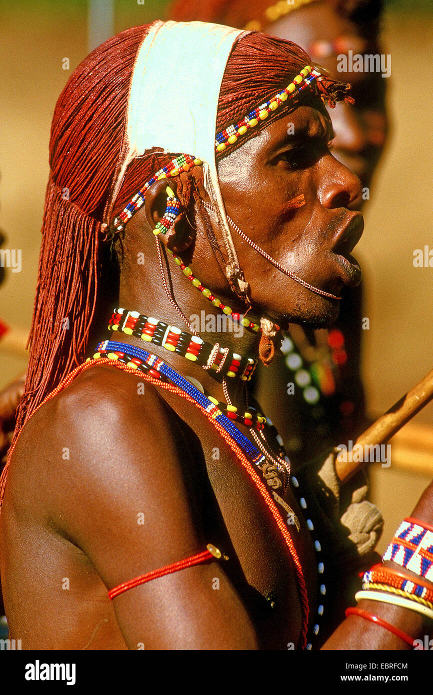 Samburu guerrier aux cheveux de couleur ocre, Kenya, Masai Mara Banque D'Images