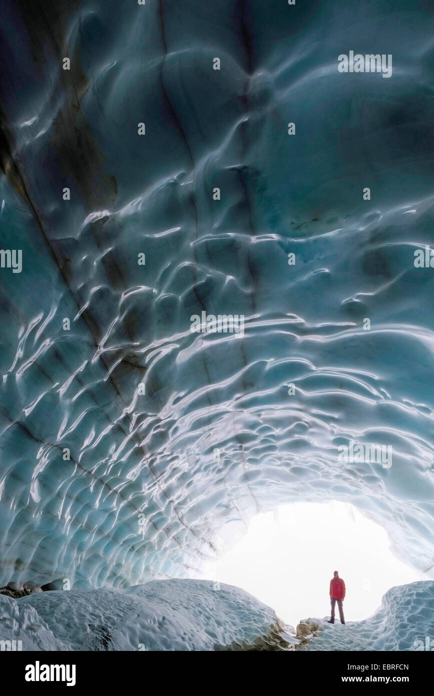 L'homme dans une grotte du glacier, glacier dans la vallée (Tarfaladalen Kebnekaisefjaell Darfalavaggi), Norrbotten, Suède, Laponie Banque D'Images