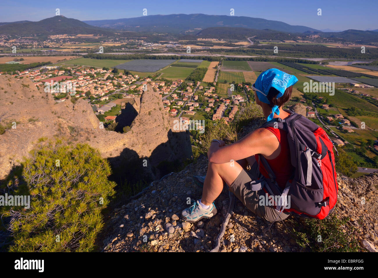 Trek sur mees rocks et village, construction, France, Provence, Alpes de Haute Provence, Les Mees Banque D'Images