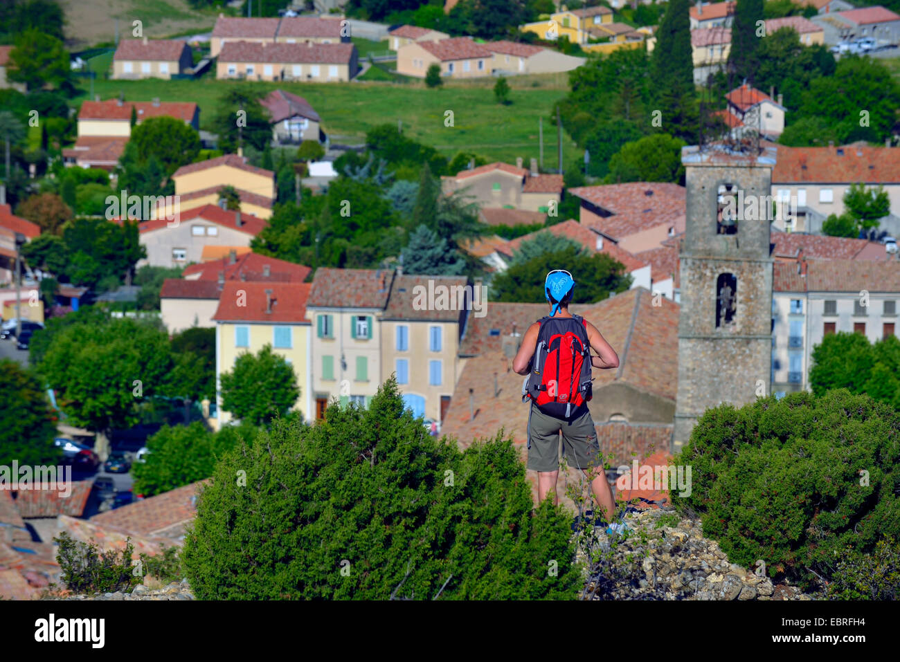 Randonneur sur l'église de Les Mees, France, Provence, Alpes de Haute Provence, Les Mees Banque D'Images