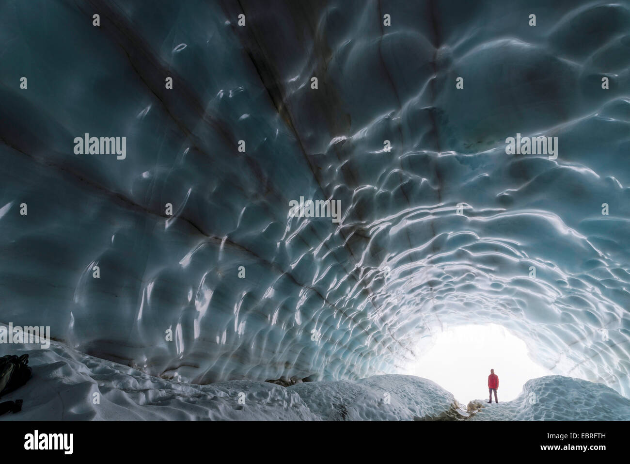 L'homme dans une grotte du glacier, glacier dans la vallée (Tarfaladalen Kebnekaisefjaell Darfalavaggi), Norrbotten, Suède, Laponie Banque D'Images