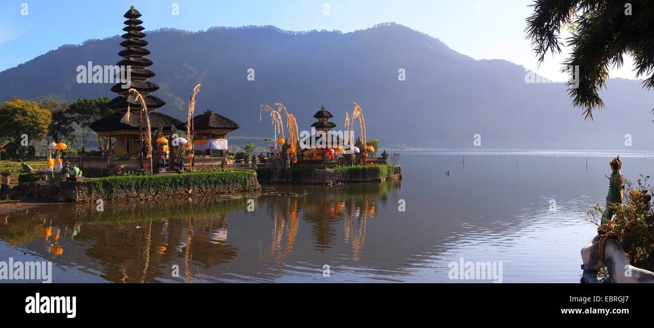 Pura Ulun Danu Bratan temple de l'eau au bord du lac Bratan, Bali, Indonésie Banque D'Images