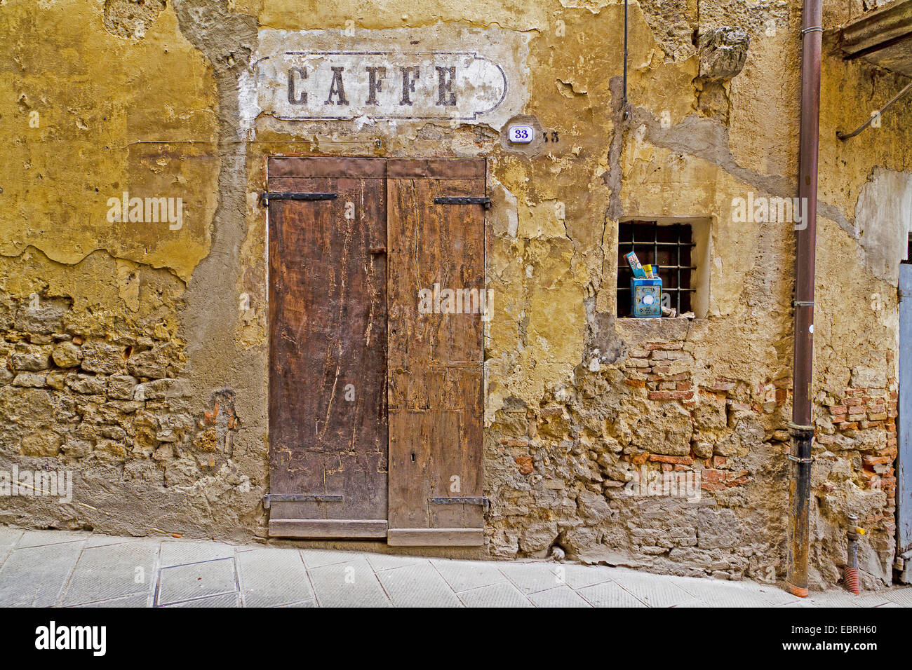 La porte en bois en façade scrubby, Italie, Toscane, Sarteano Banque D'Images