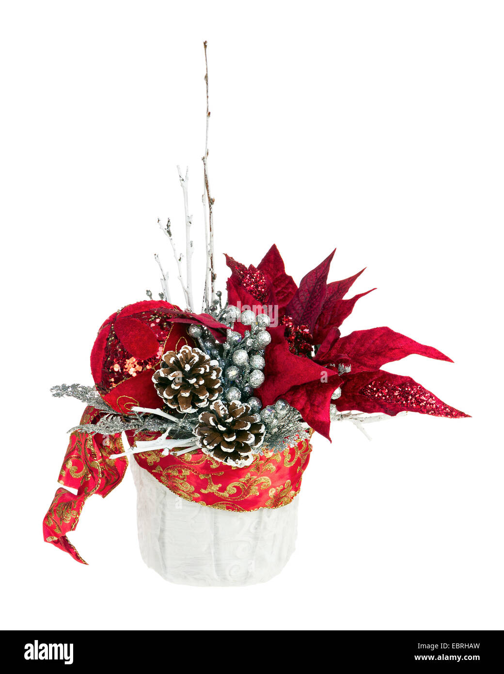 Composition de Noël étoile avec des branches, des pommes de pin, des rubans et des ballons en vase isolé sur fond blanc. Libre. Banque D'Images