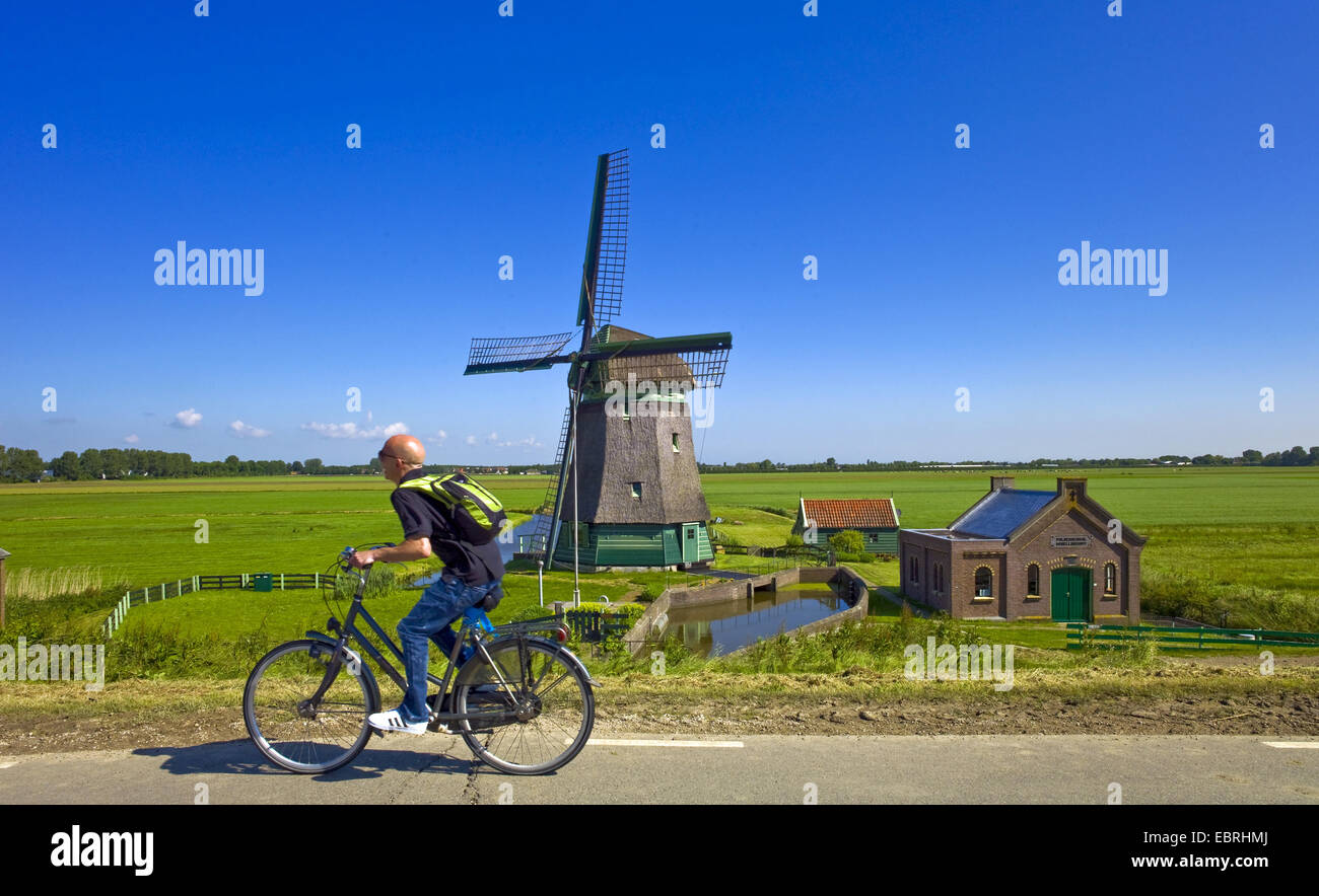Cycliste passant prés avec mill pour la vidange, Pays-Bas, Noord Holland, Enkhuizen Banque D'Images