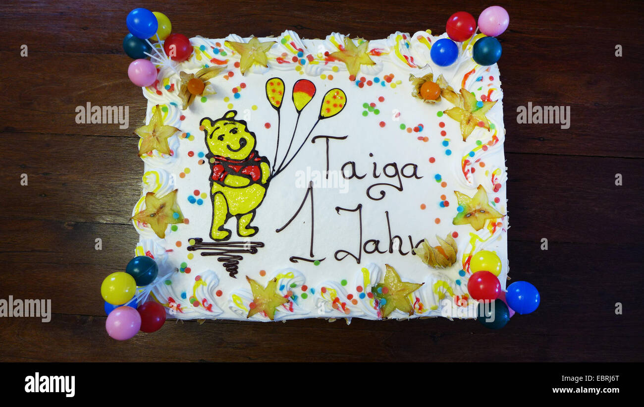 Enfants colorés-gâteau d'anniversaire pour avoir son premier anniversaire Banque D'Images