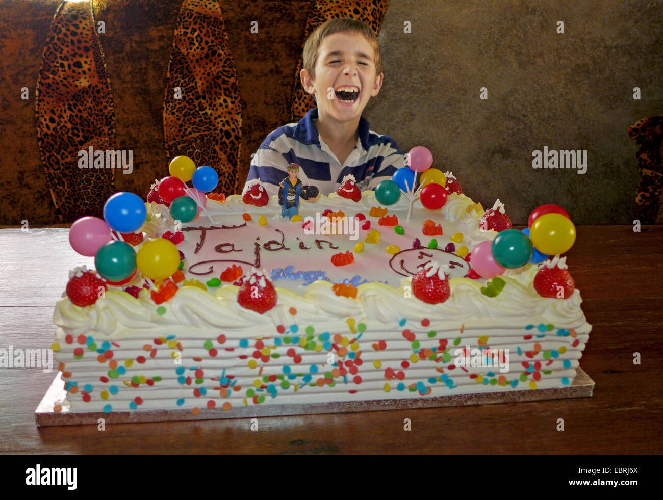 Enfant avec gâteau d'anniversaire géant Banque D'Images