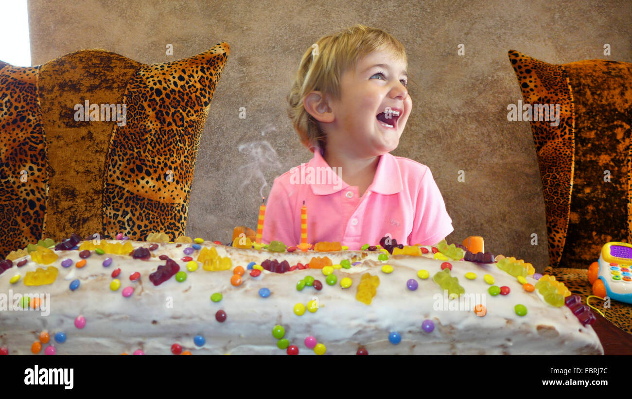 Petit garçon avec gâteau d'anniversaire géant Banque D'Images