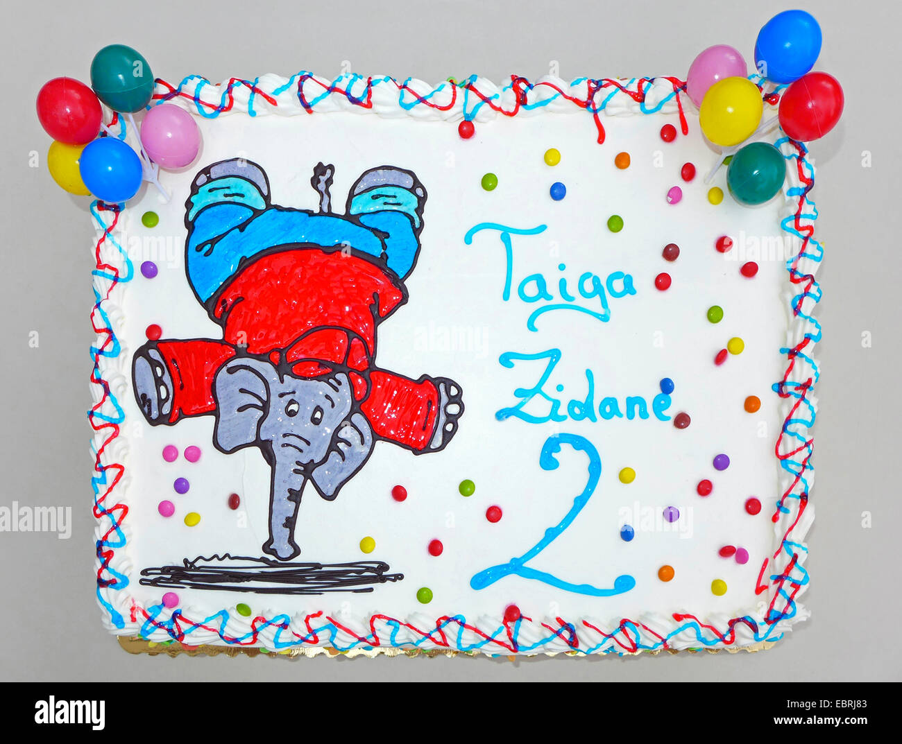 Enfants colorés-gâteau d'anniversaire pour avoir son deuxième anniversaire de la taïga Banque D'Images