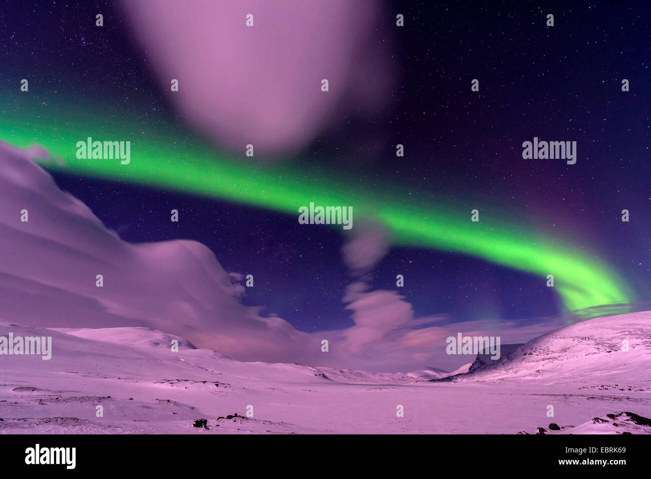 Aurore boréale sur les montagnes en Weitwa dans moonlight, Suède, Laponie Banque D'Images