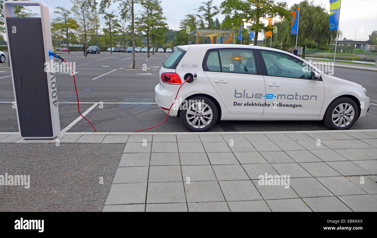 E-voiture à la station de charge, Allemagne Banque D'Images