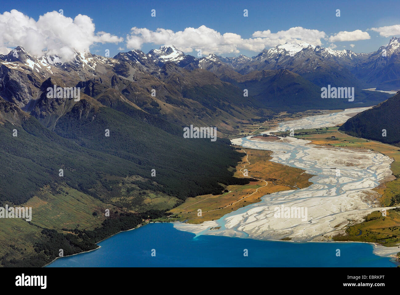 Vue aérienne de la vallée de la rivière Dart Dart River entrant avec le lac Wakatipu et les montagnes de Humboldt, Nouvelle-Zélande, Sud de l'Île, Mount Aspiring National Park Banque D'Images