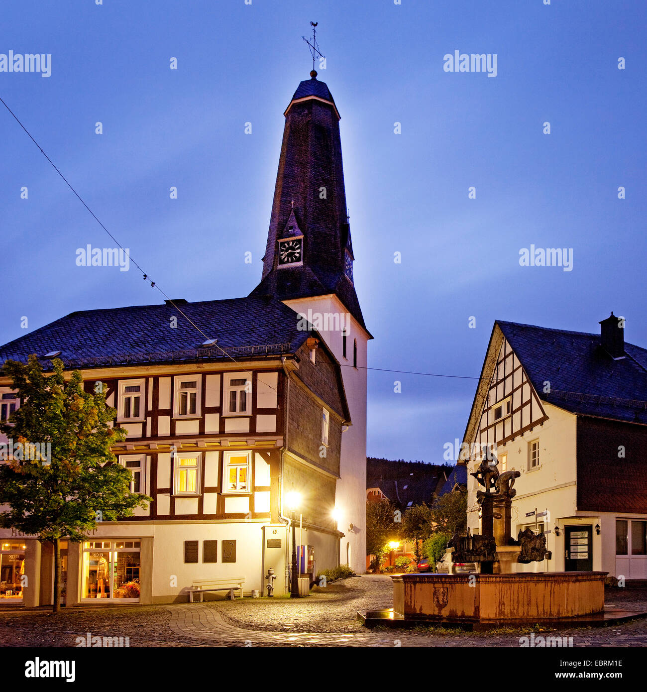 La partie historique de Bad Laasphe avec au crépuscule, Église évangélique d'Allemagne, en Rhénanie du Nord-Westphalie, Wittgenstein, Bad Laasphe Banque D'Images