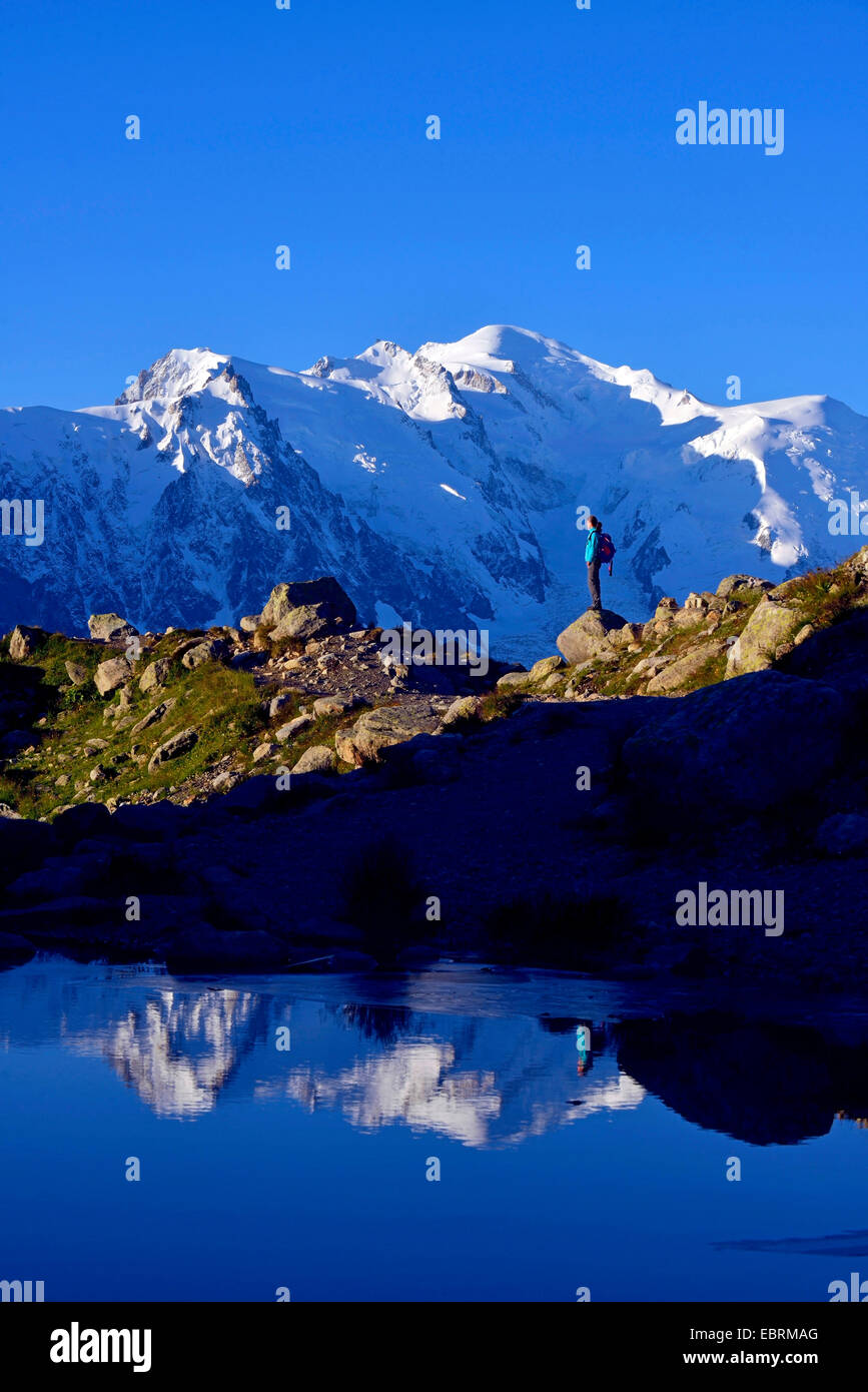 Le randonneur au lac Blanc en face du Mont Blanc, Chamonix, Haute-Savoie, France Banque D'Images