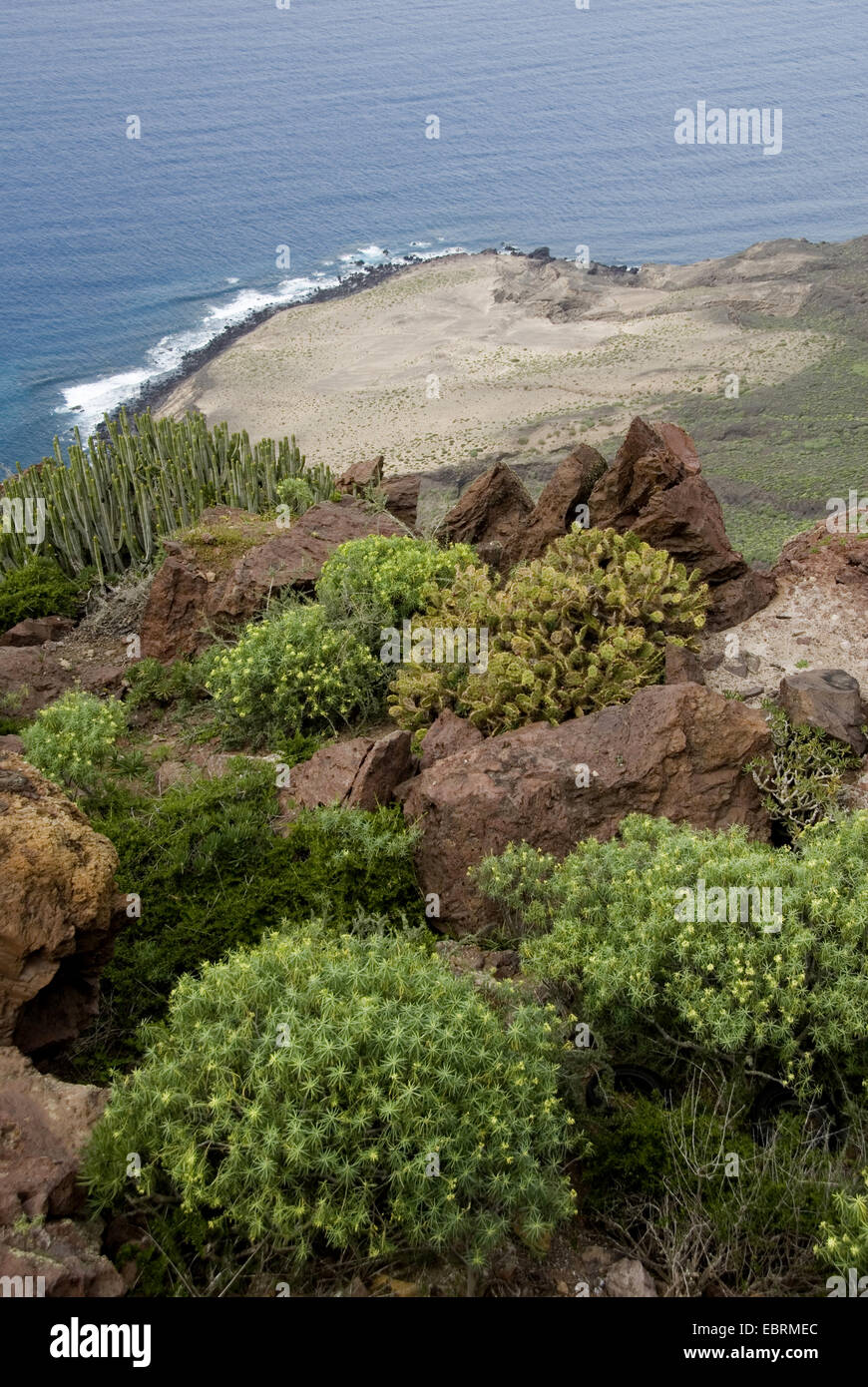 Voir à l'Atlantique à partir de craggy et envahi par des pierres sur la côte ouest, près de Punta Gongora entre Puerto de La Aldea et El Risco, Canaries, Gran Canaria Banque D'Images