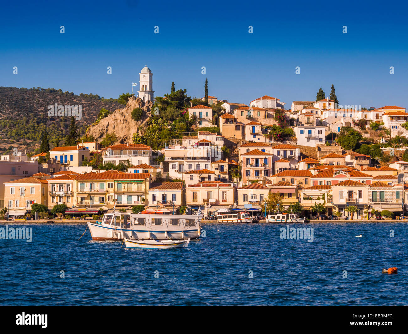 Vue sur l'île de Poros et Galatos, Grèce Banque D'Images