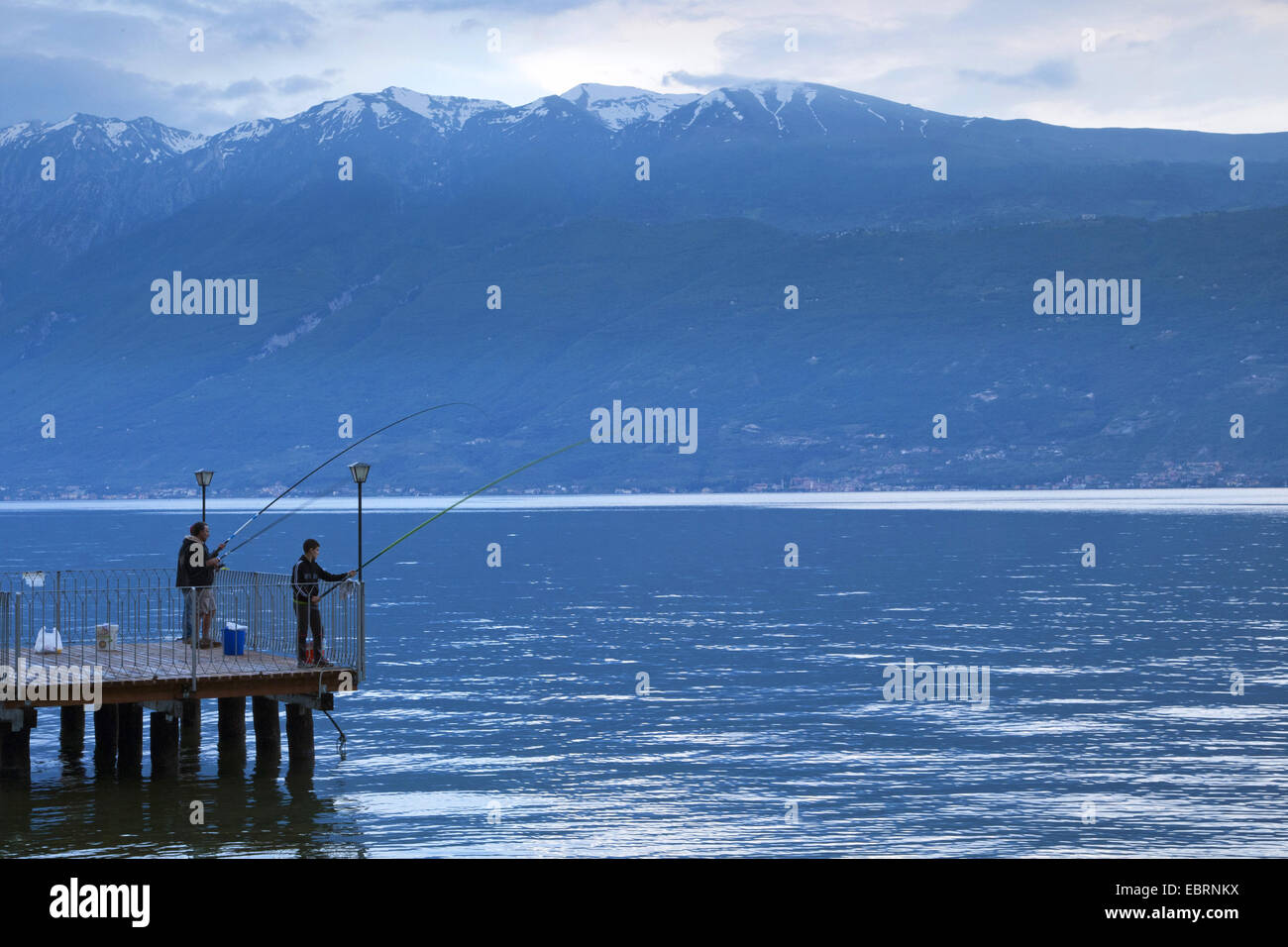 Les pêcheurs sur le lac de Garde, Monte Baldo en arrière-plan, l'Italie, Brescia, Gargnano Banque D'Images