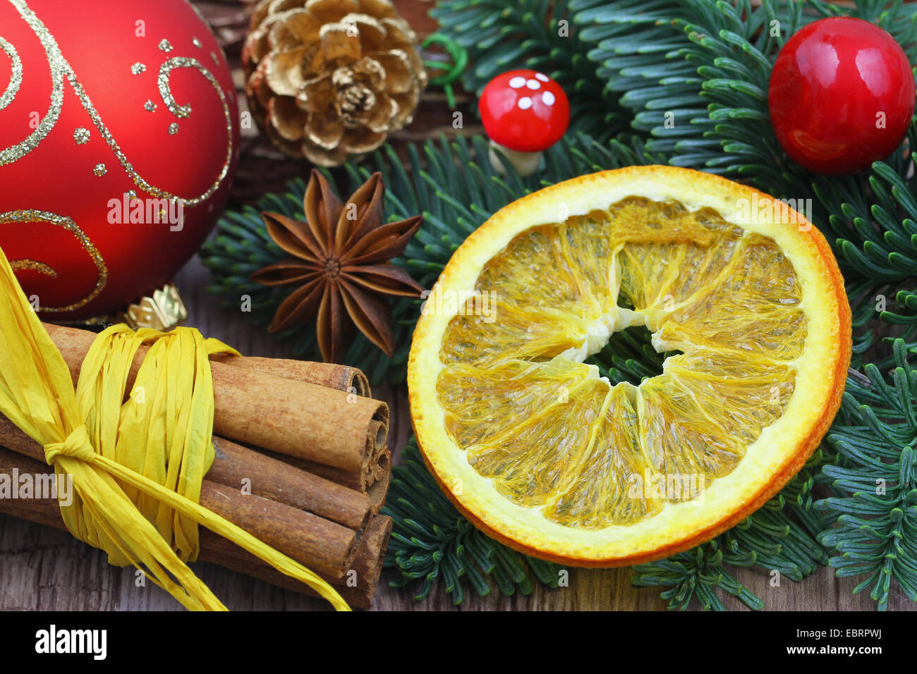 Décorations de Noël et épices Banque D'Images