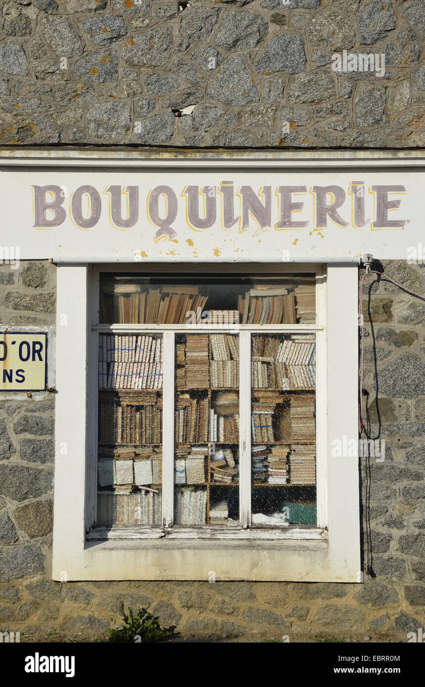 Un aperçu à travers une fenêtre, bloqué avec des livres, la librairie utilisée, France, Bretagne, Plurien Banque D'Images