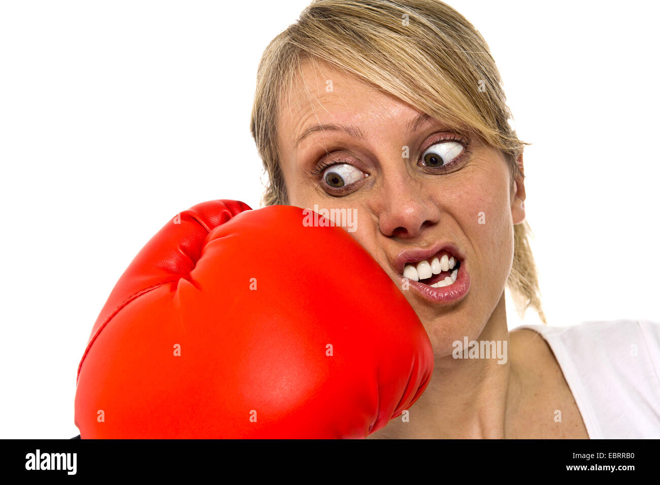 Jeune femme de la réception d'un poinçon sur le visage avec un gant de boxe Banque D'Images