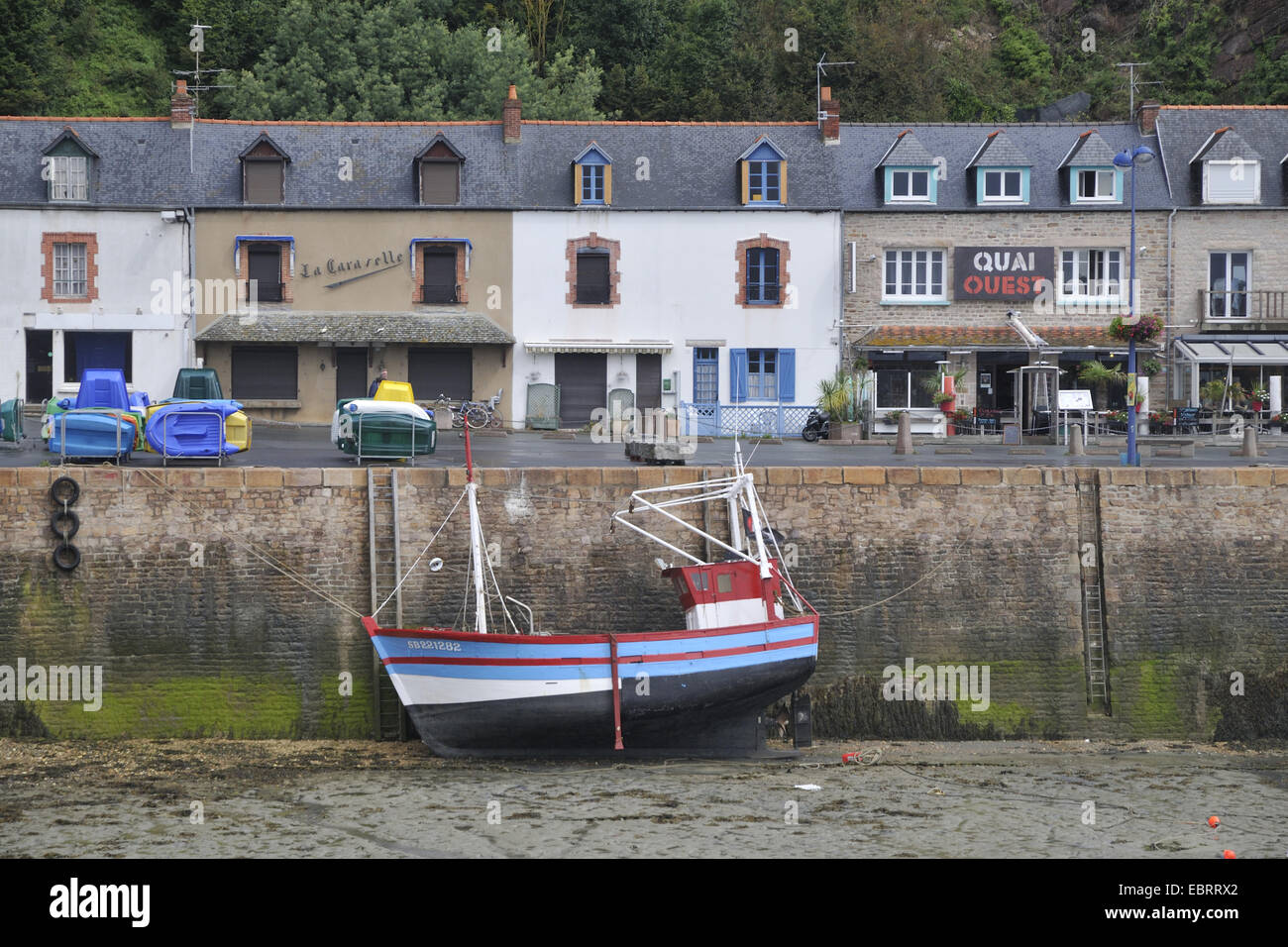 Chalutier pêche au quai pendant la marée descendante, France, Bretagne, Erquy Banque D'Images