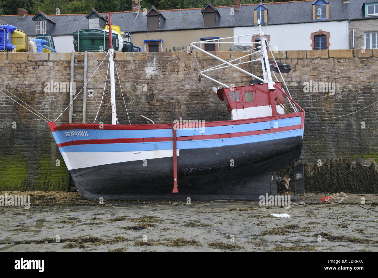 Chalutier pêche au quai pendant la marée descendante, France, Bretagne, Erquy Banque D'Images