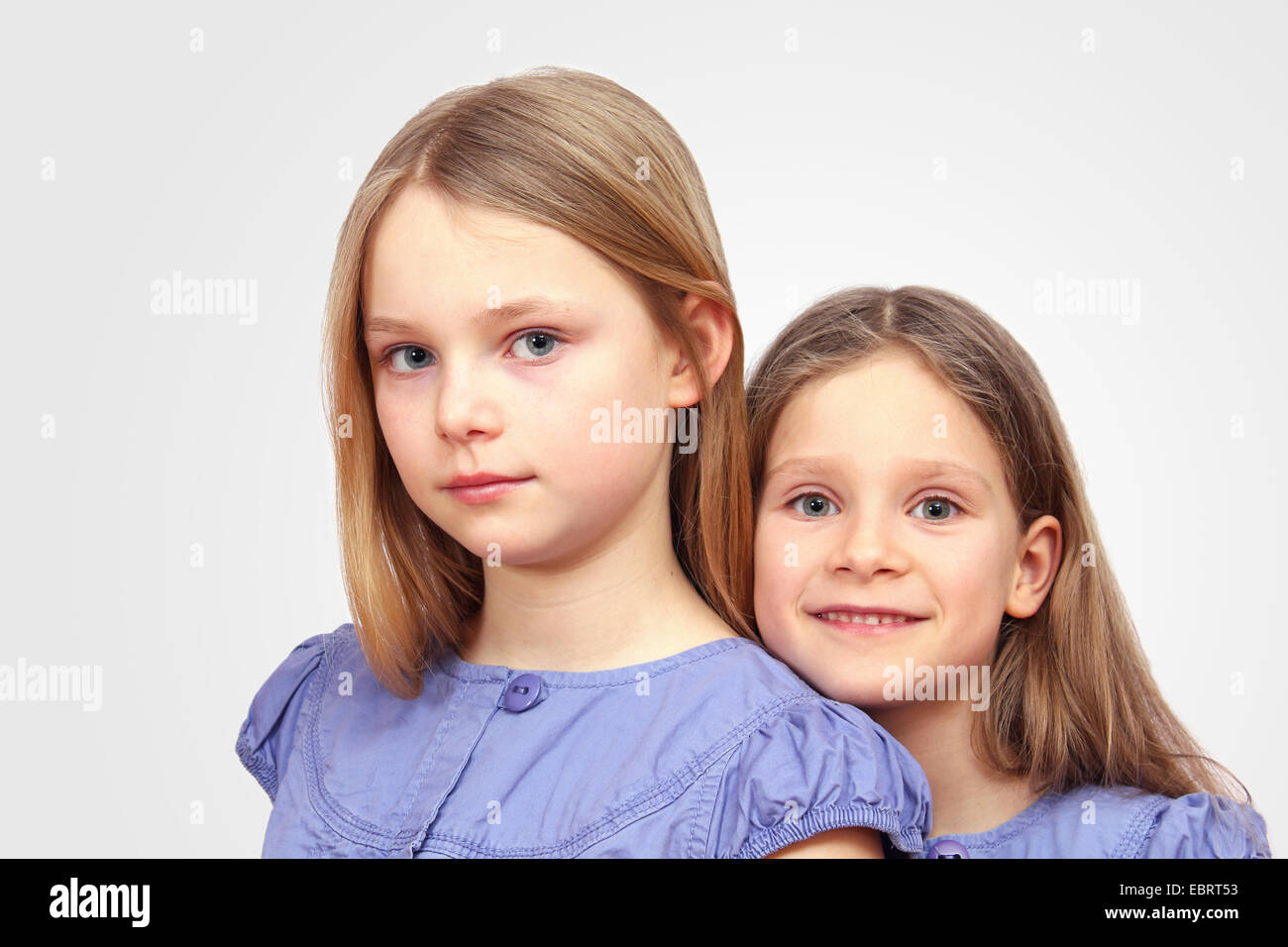 Deux jeunes filles avec de longs cheveux blonds Banque D'Images