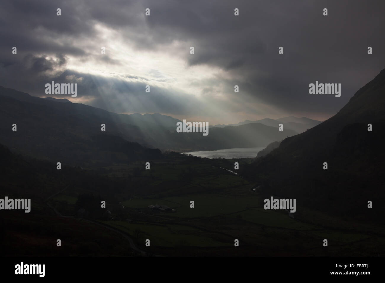 Nant Gwynant, Gwynedd, Pays de Galles. Une vue pittoresque de Nant Gwynant valley à la fin de l'automne. Banque D'Images