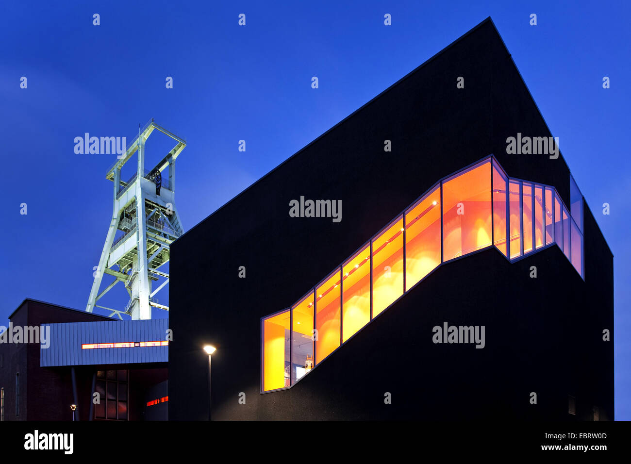 Musée allemand de la mine illuminée avec 'Black Diamond' dans le crépuscule, l'Allemagne, en Rhénanie du Nord-Westphalie, région de la Ruhr, Bochum Banque D'Images